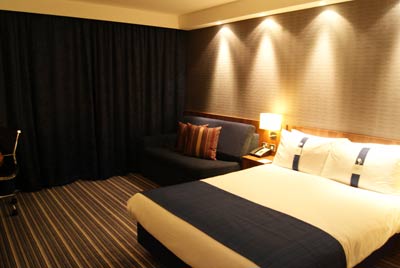 Heathrow Holiday Inn Express T5 bedroom